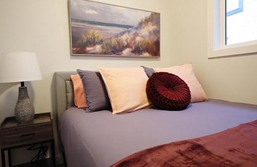 North Central Edmonton Casa | Central 3 Queen Beds,Double Garage,Disney+