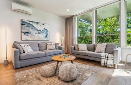 Magnolia Casa | Central 3-Story with Private Balcony