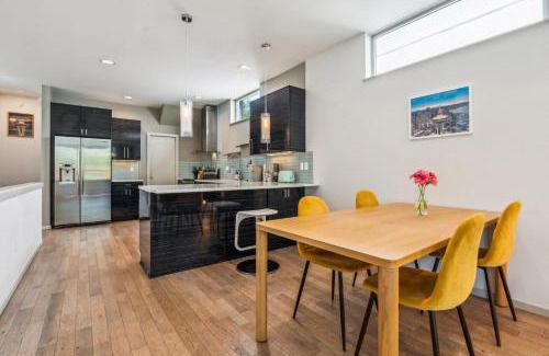 Magnolia Casa | Central 3-Story with Private Balcony