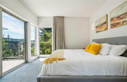 Magnolia Casa | Central 3-Story with Private Balcony