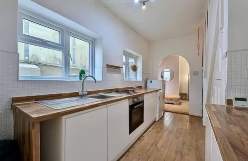 Portsmouth Apartamento | Central 3BR Home with Hot Tub Sleeps 10