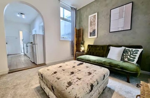 Portsmouth Apartamento | Central 3BR Home with Hot Tub Sleeps 10
