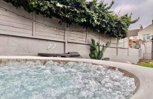 Portsmouth Apartamento | Central 3BR Home with Hot Tub Sleeps 10