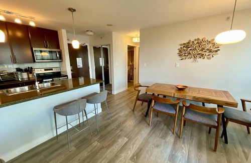 Crosstown Apartamento | Central 3BR Suite w/ Pond View & Luxe Amenities
