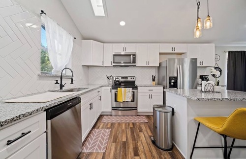 Park Central Casa | Central 4bd home, hwy access, close 2 everything