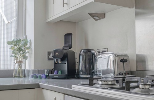 Chinatown Apartamento | ❄️ Central A/C | 🛗 Lift | ⏰ Early Drop | 👑 King | 🔄 Flex Policy | 🧺 W/D