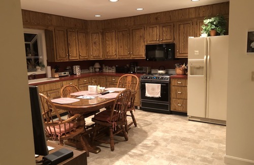 Cotuit Casa | PLUSH HOME, AIRE CENTRAL, CABLE PREMIUM, CUBIERTA TRASERA, BARRIO TRANQUILO!