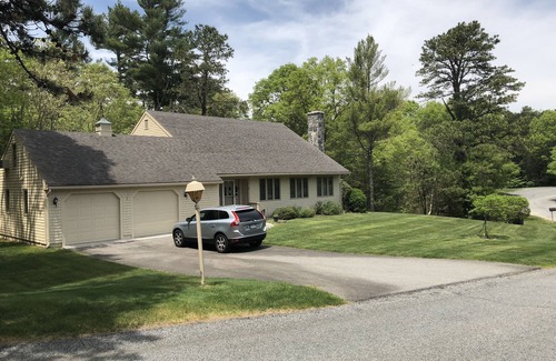 Cotuit Casa | PLUSH HOME, AIRE CENTRAL, CABLE PREMIUM, CUBIERTA TRASERA, BARRIO TRANQUILO!