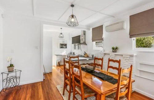 Gisborne Casa | Central and Affordable - Cute Art Deco