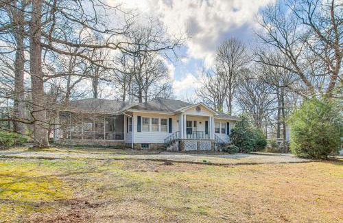 Saint Andrews Casa | Central and Ornate Sewanee Home with Screened-In Porch