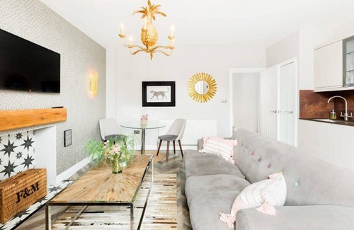 Warrington Apartamento | Central and spacious one bedroom apartment