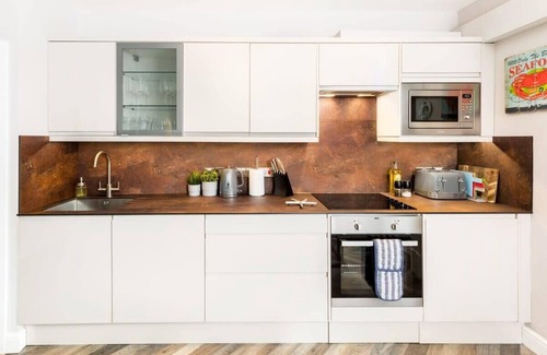 Warrington Apartamento | Central and spacious one bedroom apartment