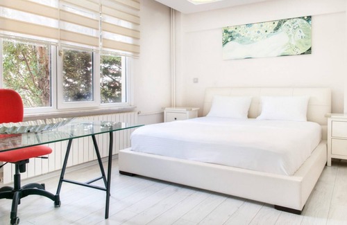 Gayrettepe Apartamento | Central and Vibrant Flat with Balcony in Besiktas
