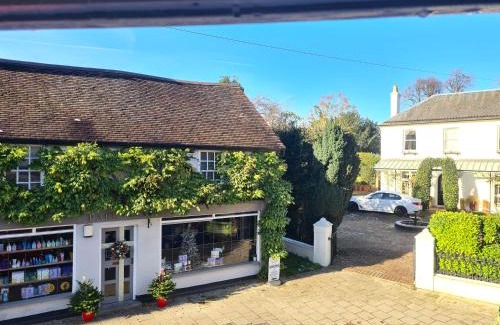 Wimborne Apartamento | Central apartment with lovely views & professional home office