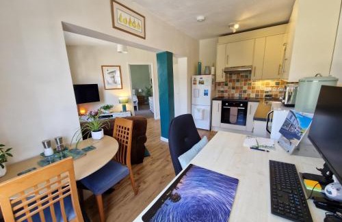 Wimborne Apartamento | Central apartment with lovely views & professional home office