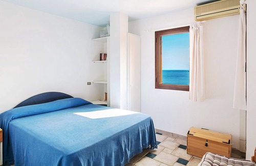 Portisco Apartamento | Apartamento central 'Bilocale Asfodeli' cerca de la playa con increíbles vistas al mar y balcón