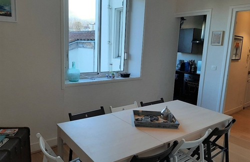 Hendaye Apartamento | Apartamento céntrico y luminoso en Hendaya, cerca de la estación, Wifi y decoración cuidada