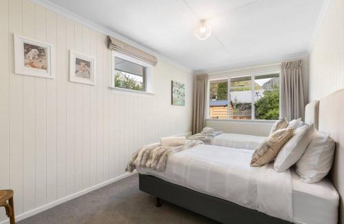 Arrowtown Casa | Central Arrowtown - 4 Beds and Hot Tub!
