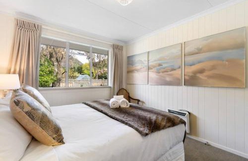 Arrowtown Casa | Central Arrowtown - 4 Beds and Hot Tub!