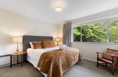 Arrowtown Casa | Central Arrowtown - 4 Beds and Hot Tub!