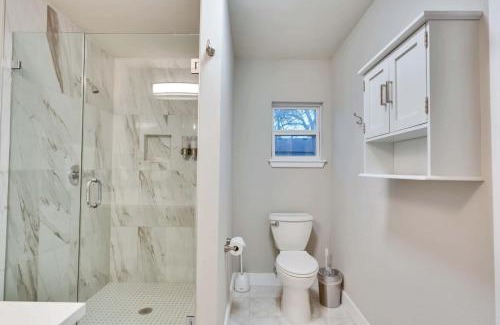 Govalle Casa | Central Austin 6 Bedroom Gem