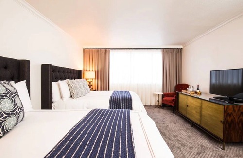 West Campus Hotel | Central Austin Stay: Historic Hotel w/ Outdoor Pool - Close to UT Austin Stadium