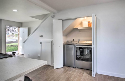 Country Rose Apartamento | Central Bakersfield Townhome w/ Private Patio