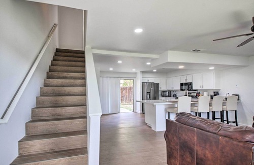 Country Rose Apartamento | Central Bakersfield Townhome w/ Private Patio