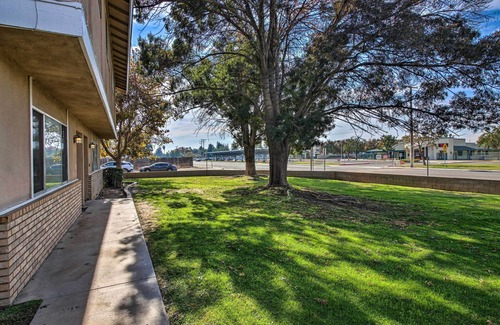 Country Rose Apartamento | Central Bakersfield Townhome w/ Private Patio