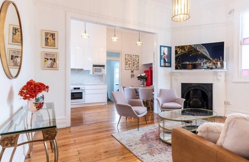 Newtown Casa | Central based 3-Bed House with Charming courtyard