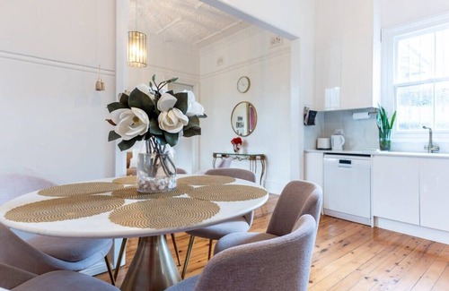Newtown Casa | Central based 3-Bed House with Charming courtyard