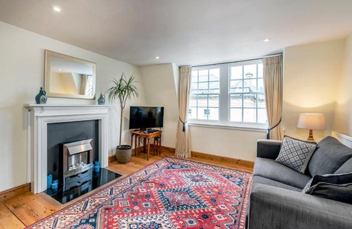 Upper Town Apartamento | Central Bath near The Circus