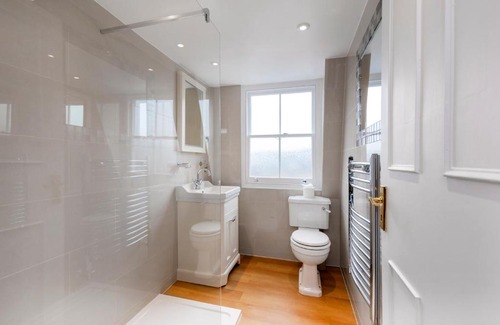 Upper Town Apartamento | Central Bath near The Circus
