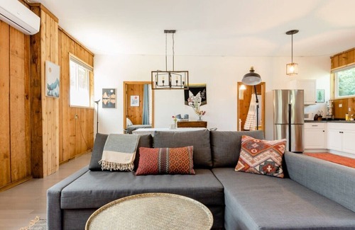 Depot Bench Casa | Central Bench Garden Guest House!
