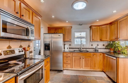 Baseline Sub Casa | ~ Central Boulder Gem - ¡20 acres de estacionamiento por la puerta trasera! ~