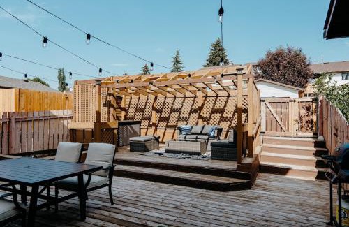 Glenbrook Casa | Central Calgary & Nearby Mountain Escape - 4 Beds