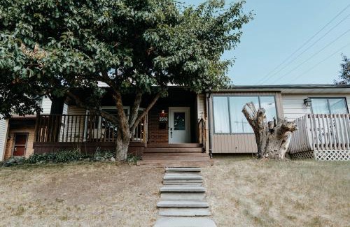 Glenbrook Casa | Central Calgary & Nearby Mountain Escape - 4 Beds