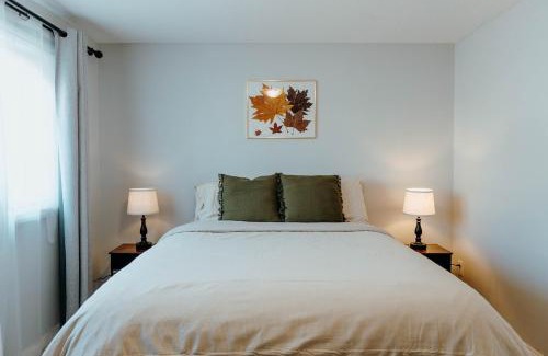 Glenbrook Casa | Central Calgary & Nearby Mountain Escape - 4 Beds