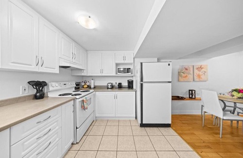 Old Ottawa East Apartamento | Central Canal 1 Bdrm w/private entrance, parking, deck. Beautiful area