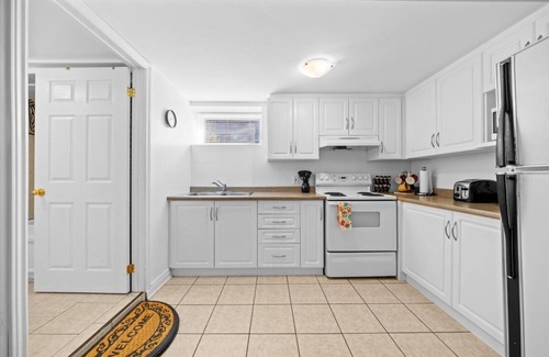 Old Ottawa East Apartamento | Central Canal 1 Bdrm w/private entrance, parking, deck. Beautiful area