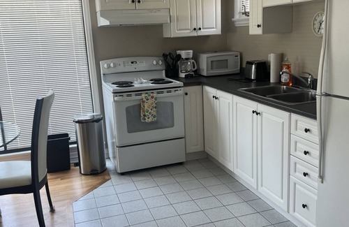 Glebe Apartamento | Central Canal Sunny Studio Private entry, Private parking, Deck