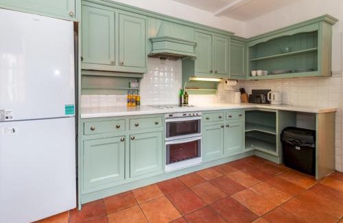 Caversham Apartamento | Central Caversham Traditional English House Pass the Keys