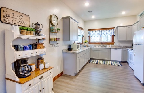 Chanute Casa | Central Chanute Historic Home w/ Porch!