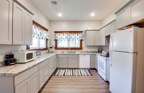 Chanute Casa | Central Chanute Historic Home w/ Porch!