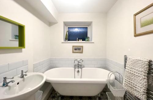 Cheltenham Casa | Central Cheltenham House - By Suitely