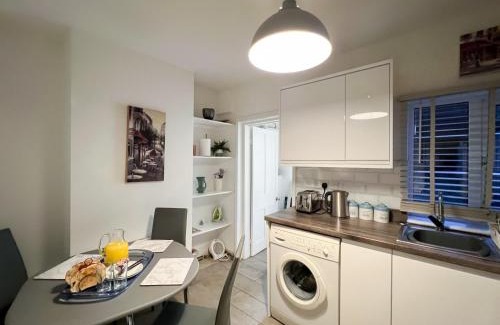 Cheltenham Casa | Central Cheltenham House - By Suitely