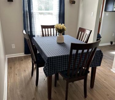 Evansville Apartamento | Central Chic on Washington