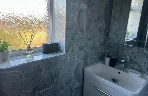 Coventry Apartamento | Central City Home-3 Bed Rooms- Parking-Netflix