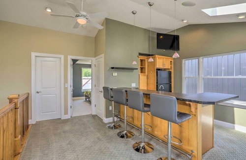Tremont Cabaña | Central Cleveland Gem w/ Direct Skyline View!