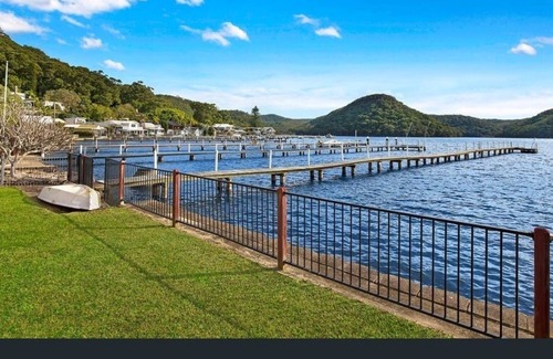 Woy Woy Bay Casa | Central Coast Absolute Waterfront Cottage with Private Jetty